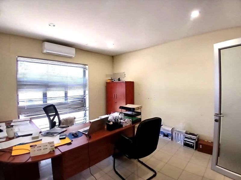 Industrial Property for Sale – 4,050m2  (Three Subdivided Plots) N$18 455 000.00 - Photo 8