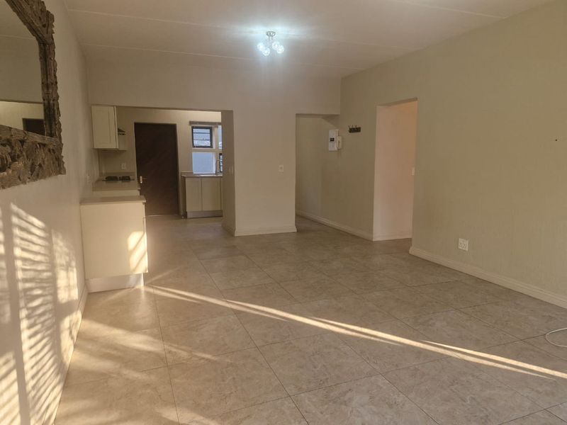 Three Bedroom Renovated Apartment - Photo 2