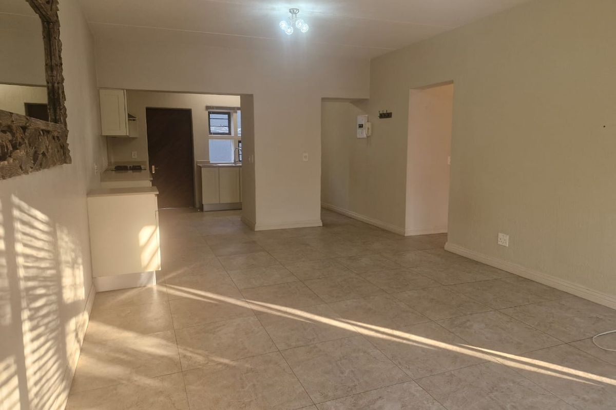 Three Bedroom Renovated Apartment - Photo 2