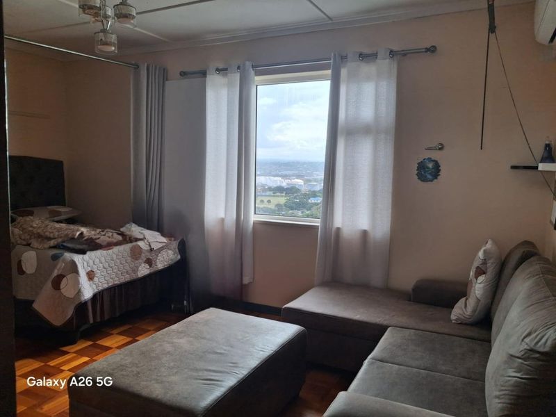 Compact Bachelor Flat with Parking in Secure Bluff Location - Photo 10