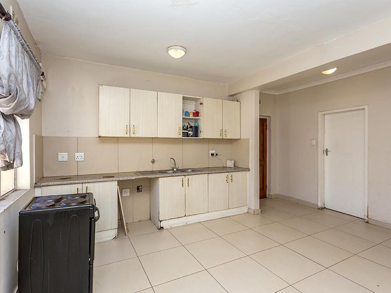 Two Bedroom Ground Floor Apartment - Photo 3