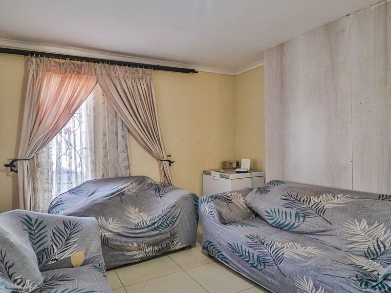 4 Bedroom Family House in Rosslyn Gardens - Photo 2
