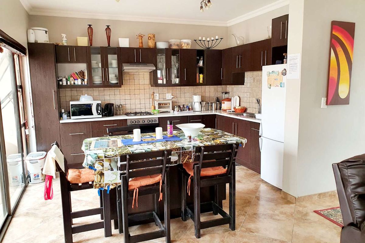 This corner unit offer you a real lock-up-and-go! - Photo 3