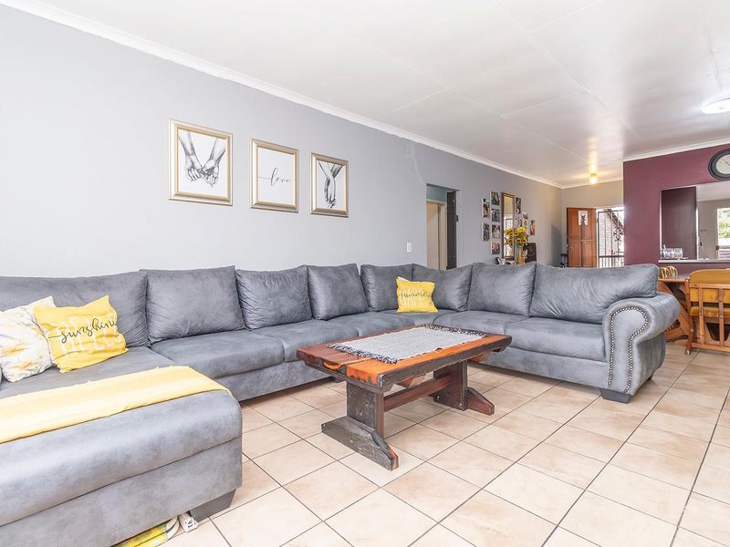 COZY UNIT IN POPULAR COMPLEX. - Photo 3