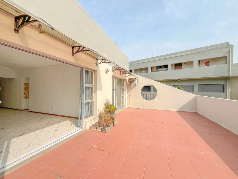 Spacious Umhlanga apartment with seaviews within walking distance to the Beach! - Photo 2