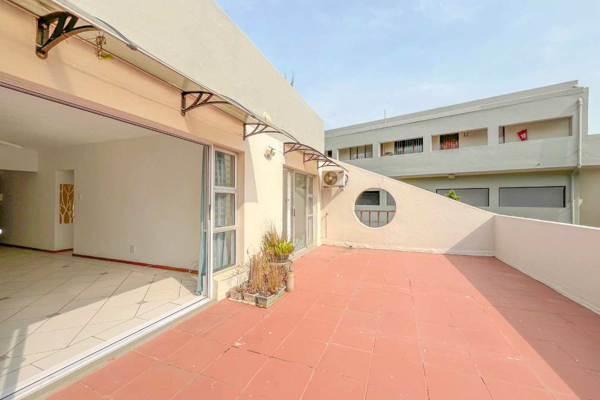 Spacious Umhlanga apartment with seaviews within walking distance to the Beach! - Photo 2