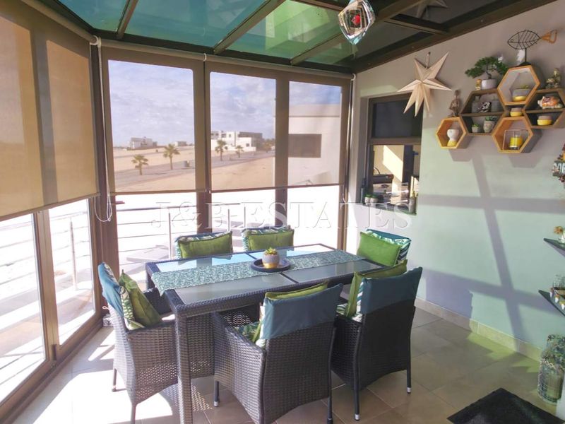 Stylish 5-Bedroom House - Photo 8