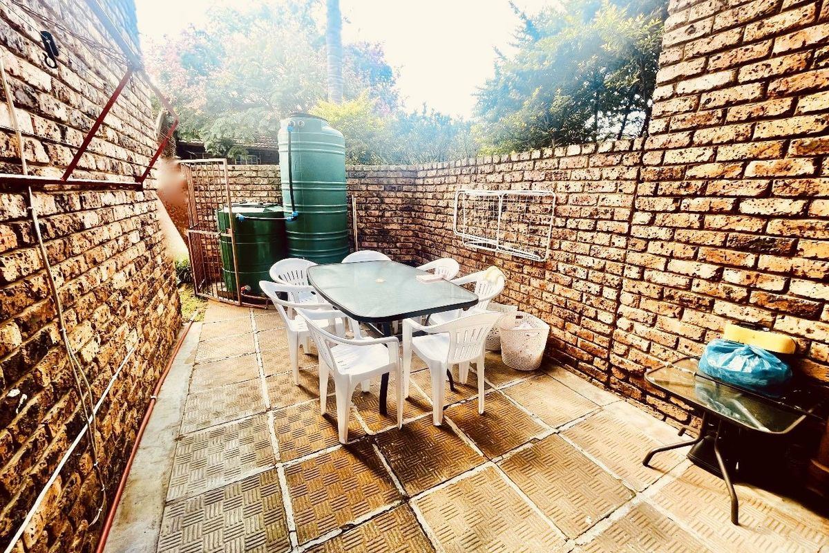 Beautiful newly renovated Townhouse for sale in the Centre of vryheid - Photo 2