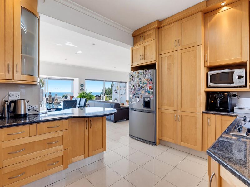 Ocean Views, Rooftop Entertaining & Secure Living in the Heart of Sea Point - Photo 5