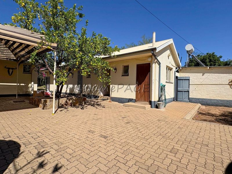 Otjiwarongo:  Home with 5 Bedrooms is for sale - Photo 9