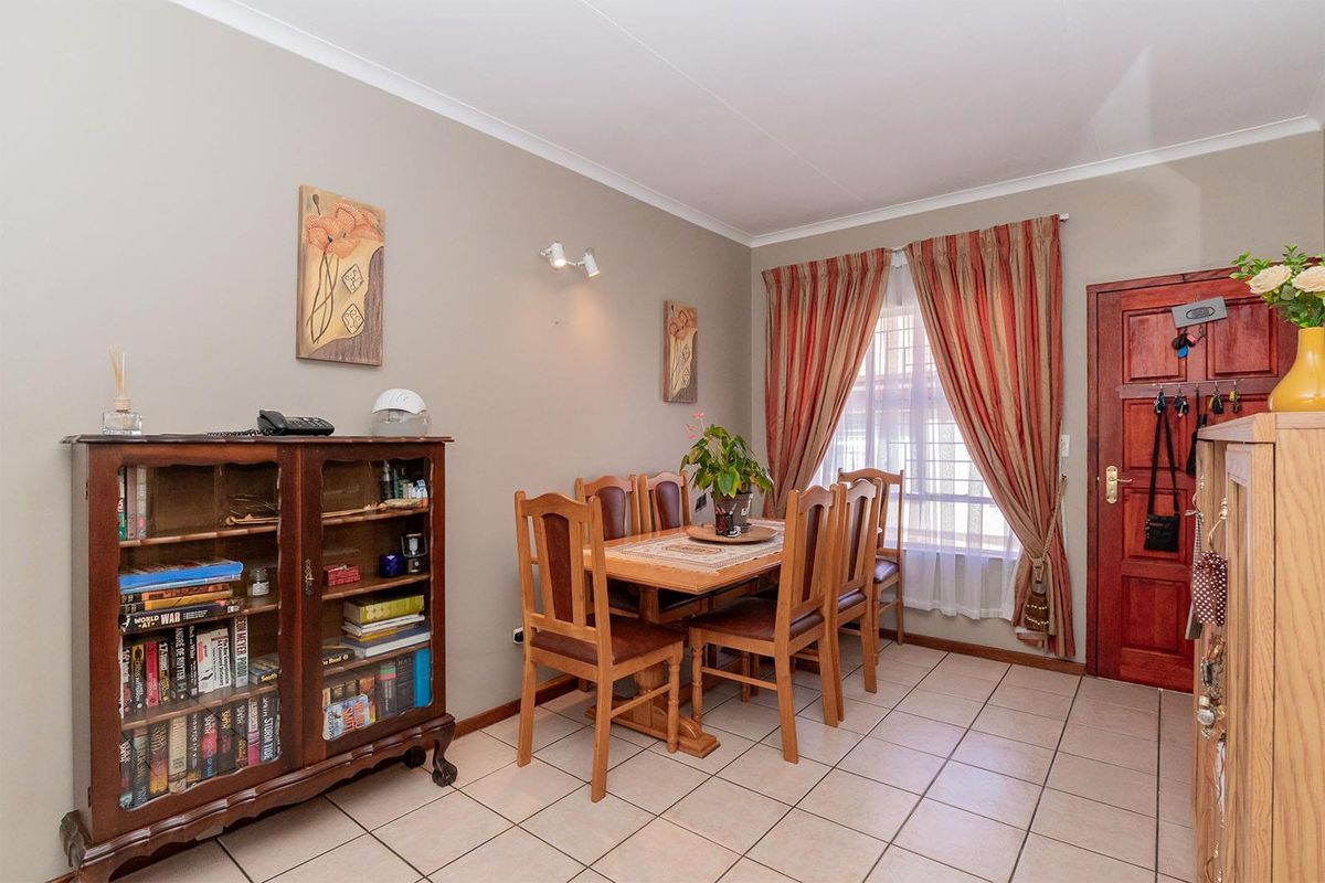 Spacious 3-Bedroom Townhouse with Entertainment Area in Norkem Park - Photo 5