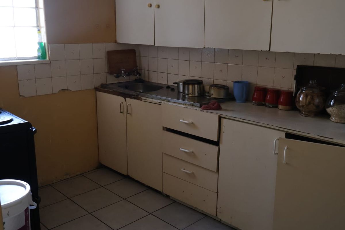 Spacious 2-Bedroom Apartment in Kempton Park CBD - Photo 3