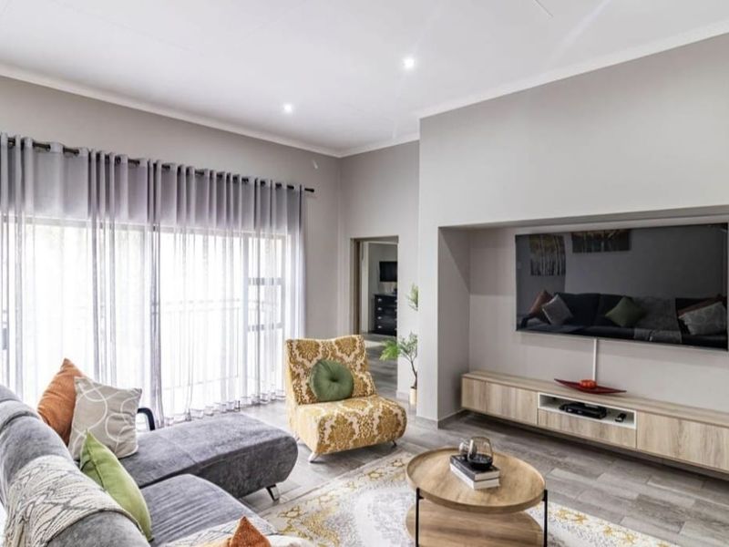 Stunning Fully Furnished Rental In Secure Midstream. - Photo 7