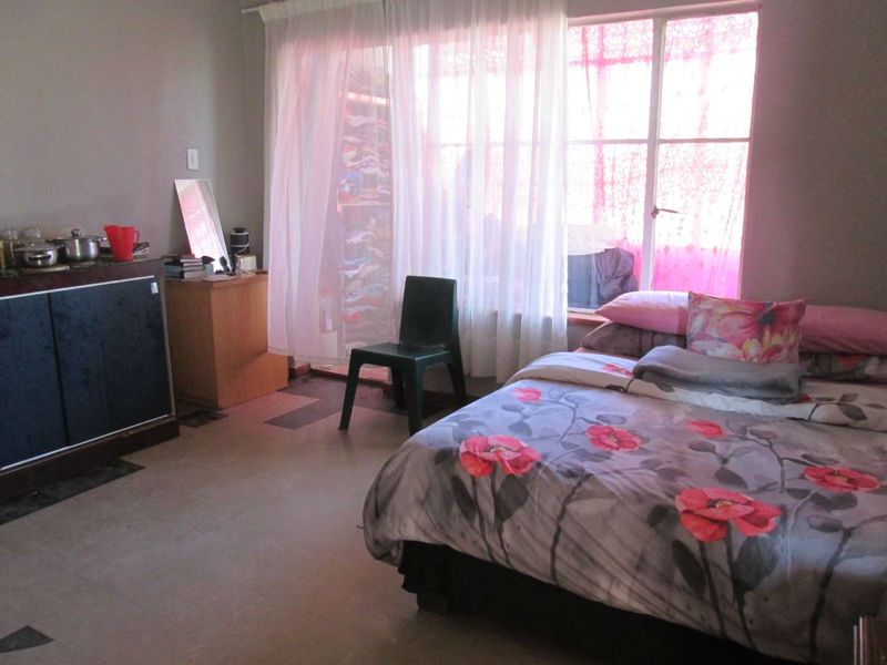BEAUTIFUL ONE AND HALF [1.5 ] BEDROOM APARTMENT FOR SALE IN PRETORIA WEST BARGAIN - Photo 7