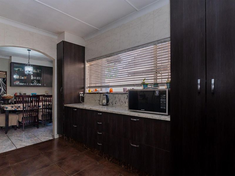 Your Dream Home Awaits! Spacious 3 Bedroom Family Home with a 2 Bedroom Flatlet in a Secure Boomed Area – Edleen - Photo 10