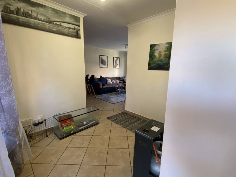 Ideal Starter Home: 2-Bedroom Townhouse in Rooihuiskraal - Photo 3