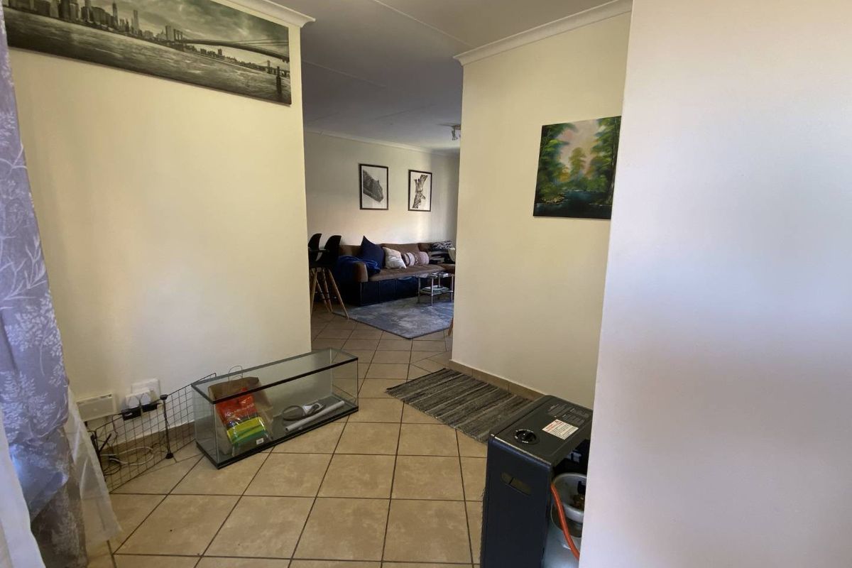 Ideal Starter Home: 2-Bedroom Townhouse in Rooihuiskraal - Photo 3