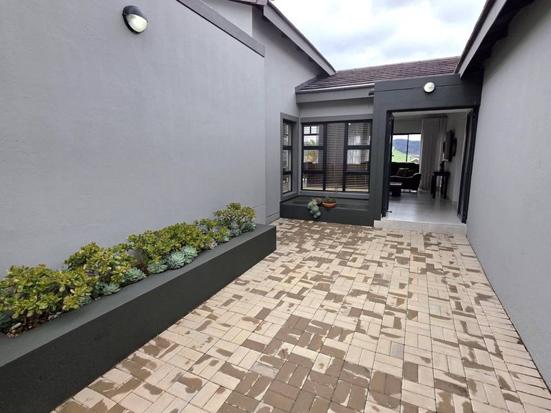 Elegant # Bedroom 3.5 Bathroom Family Home in Kosmos Ridge - Photo 2