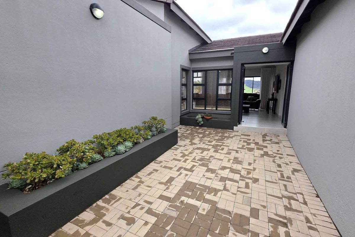 Elegant # Bedroom 3.5 Bathroom Family Home in Kosmos Ridge - Photo 2