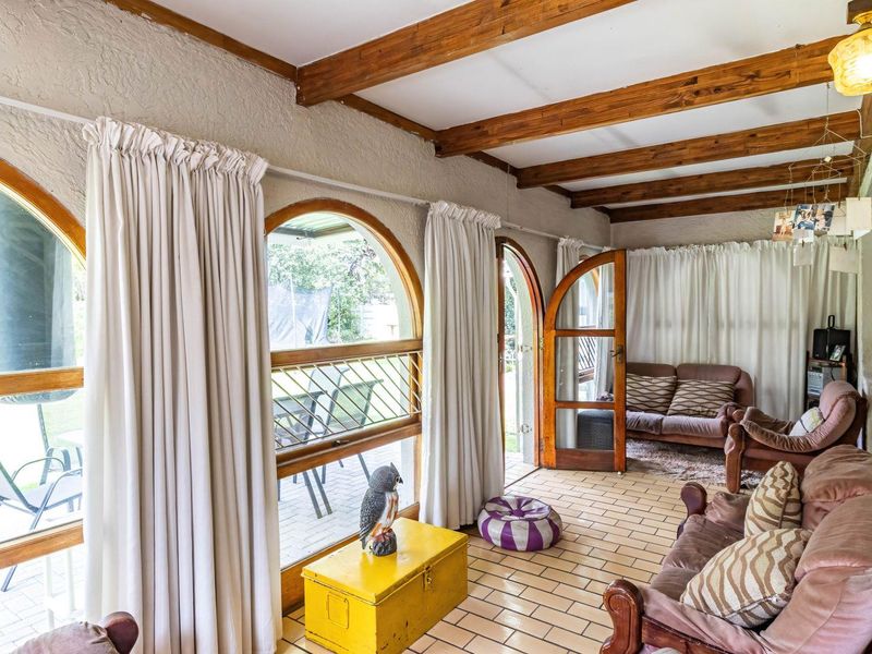 3 Bedroom Home with 2 Cottages - Photo 5