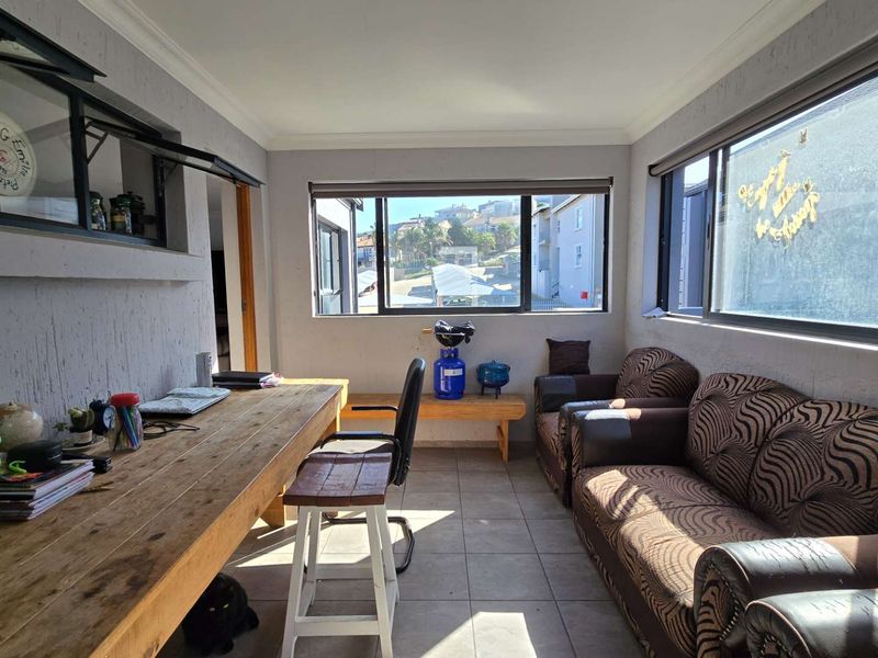 Spacious 3-Bedroom Apartment in Pet-Friendly Zonnezicht Complex - Photo 2