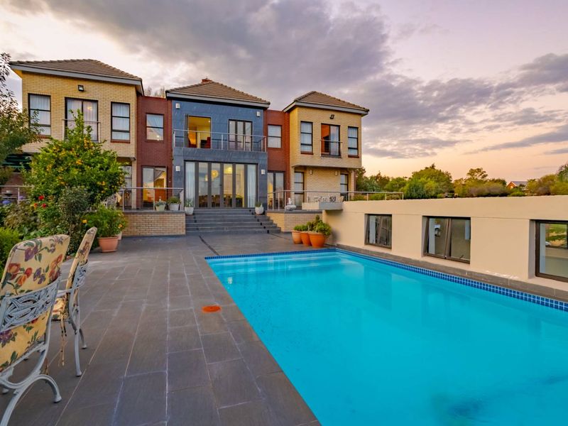 Distinguished Family Residence on Expansive Grounds in Cornwall Hill Country Estate - Photo 6