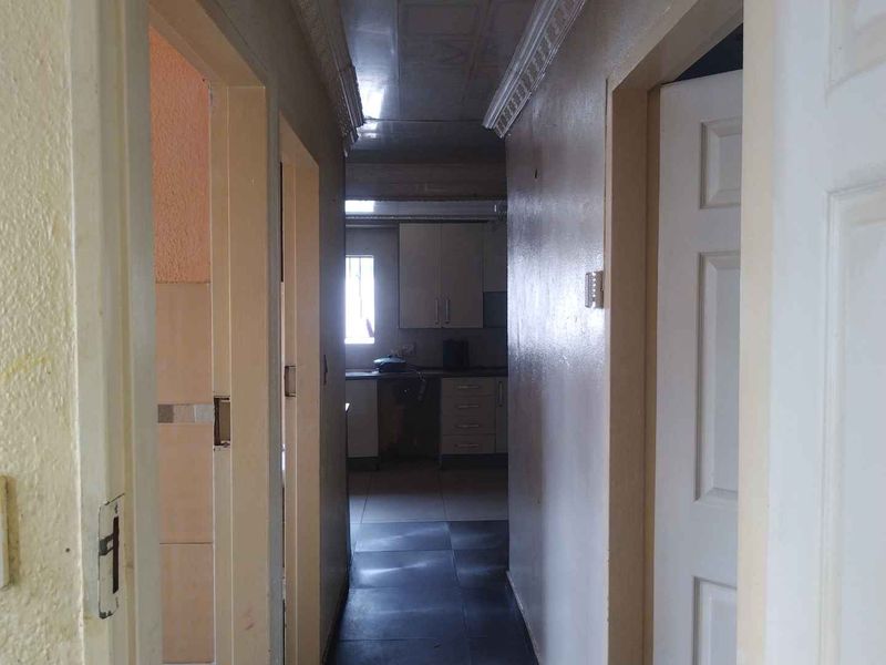 4 bedrooms house for sale in Soshanguve BB - Photo 9