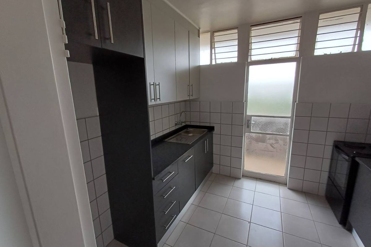 Spacious 2 Bed 2 Bath Unit in Roodepoort - Photo 5