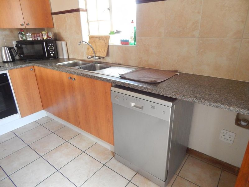 2 Bedroom Top corner unit in Equestria Estate - Photo 8