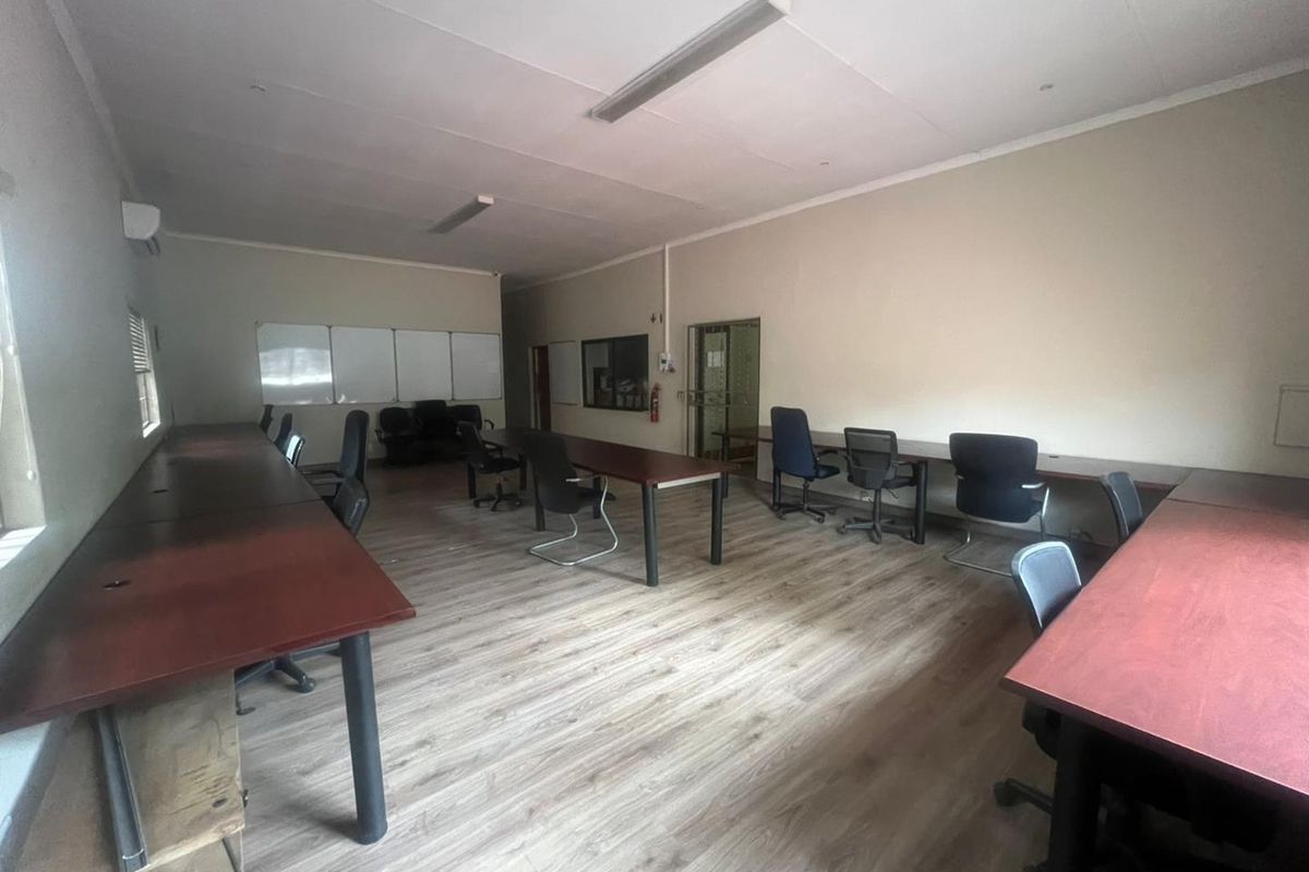 Spacious, Versatile Offices for Rent - Perfect for Your Team! - Photo 4