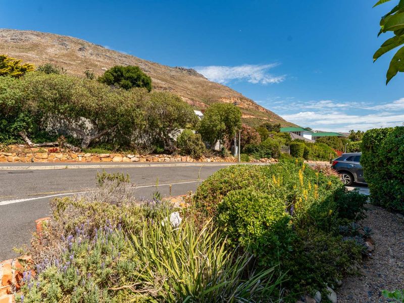 Sunny apartment with sea views overlooking Roman Rock Lighthouse - Photo 2