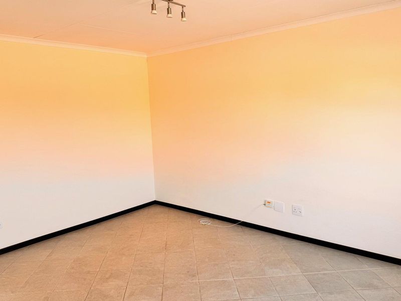 Stylish 2-Bedroom Apartment in a Secure Complex - Photo 4