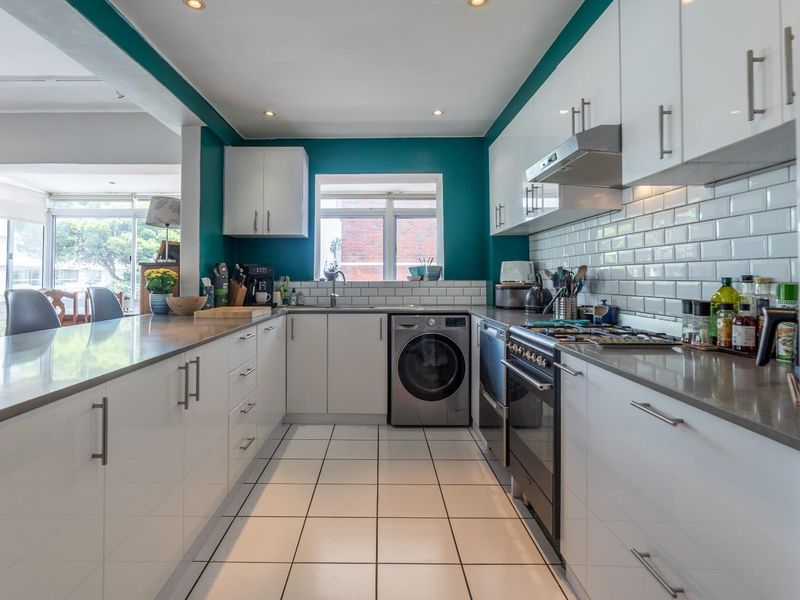 Easy Coastal Living in the Heart of Sea Point - Photo 9