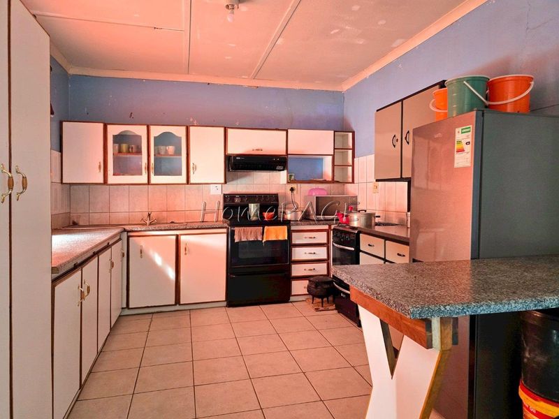 Outjo:  Basic Family Home with flat and double Garage for Sale - Photo 2