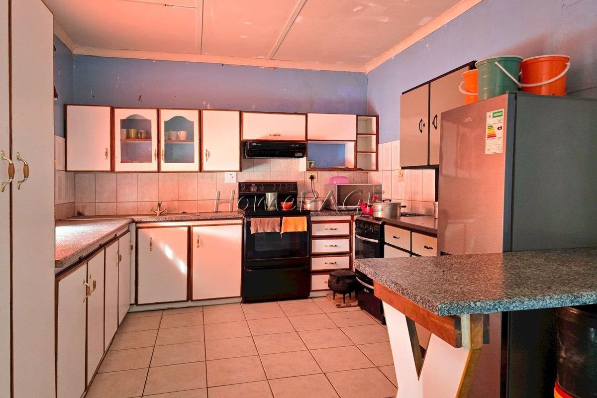 Outjo:  Basic Family Home with flat and double Garage for Sale - Photo 2