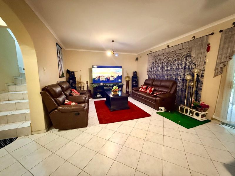 Beautiful 3 bedroom Townhouse for sale in Vryheid - Photo 4
