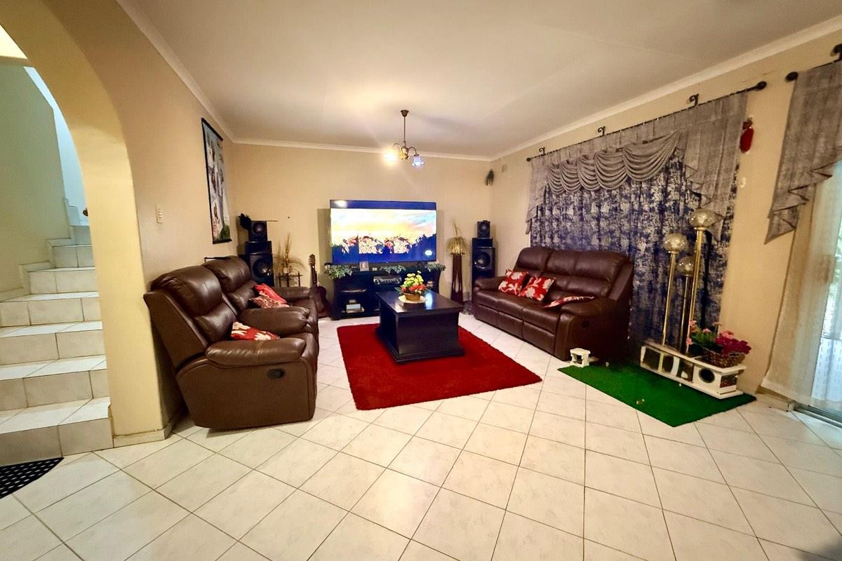 Beautiful 3 bedroom Townhouse for sale in Vryheid - Photo 4