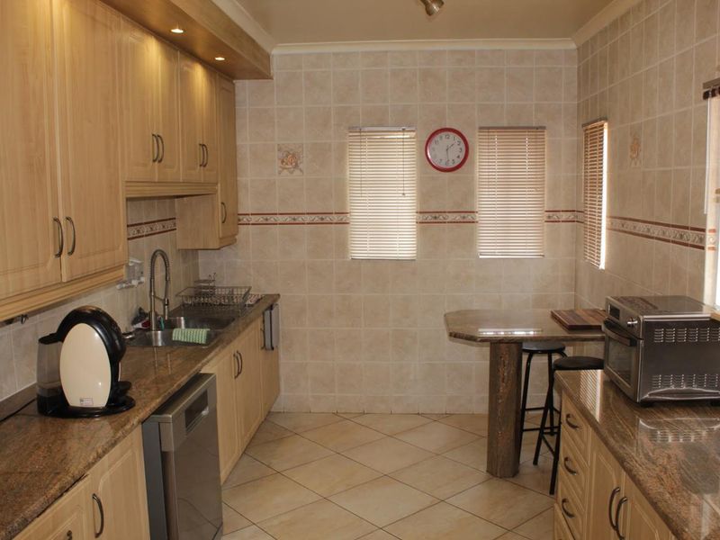 Large Property + 2 Flatlets! + SOLAR! - Photo 7