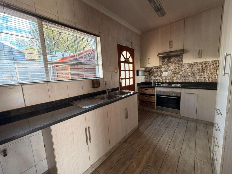 Comfort, Space & Convenience – Immaculate 2-Bedroom Townhouse with 3 Parking Bays in Sandton - Photo 4