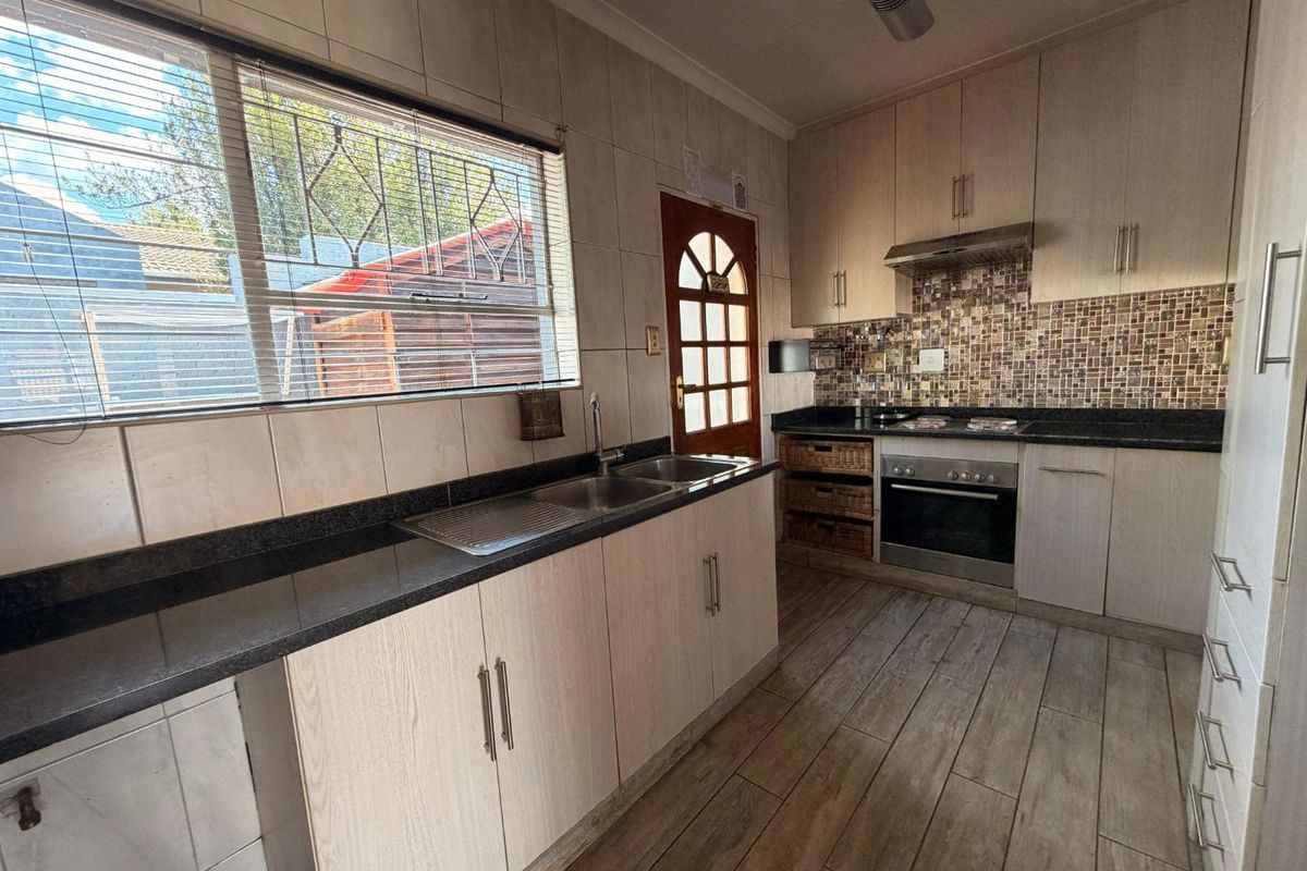 Comfort, Space & Convenience – Immaculate 2-Bedroom Townhouse with 3 Parking Bays in Sandton - Photo 4