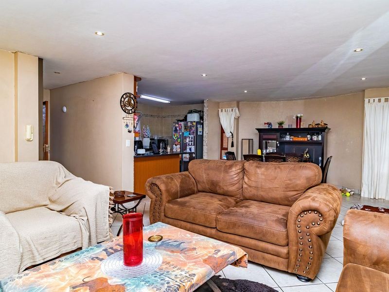 Double-Storey Delight: Perfect Family Retreat in Barlett! - Photo 4