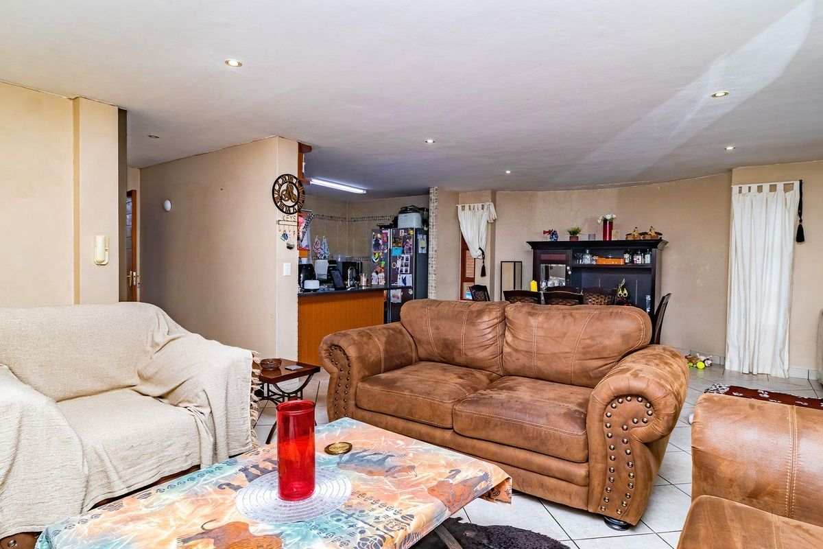 Double-Storey Delight: Perfect Family Retreat in Barlett! - Photo 4