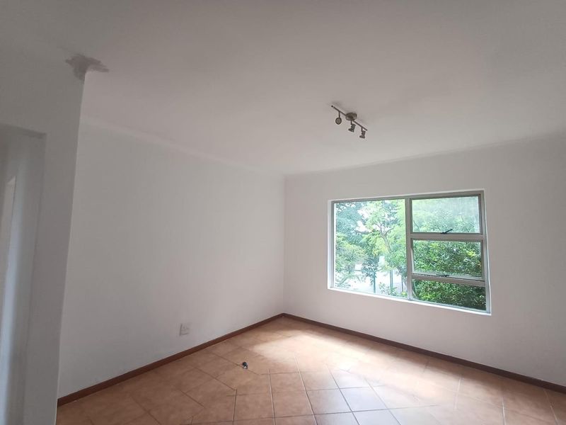 Ground Floor Gem with Private Garden – Perfect for Investors or First-Time Buyers! - Photo 3