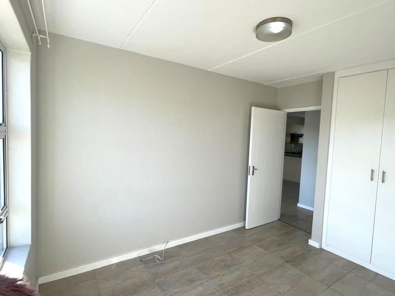 Sunny Spacious two bedroom first floor apartment - Photo 6