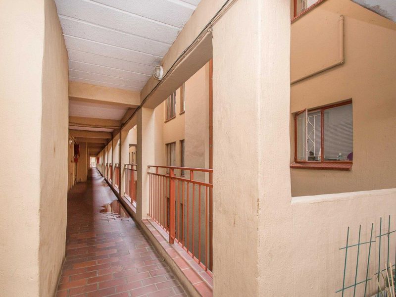 Spacious 2-Bedroom Upstairs Unit – Convenience at Its Best - Photo 4