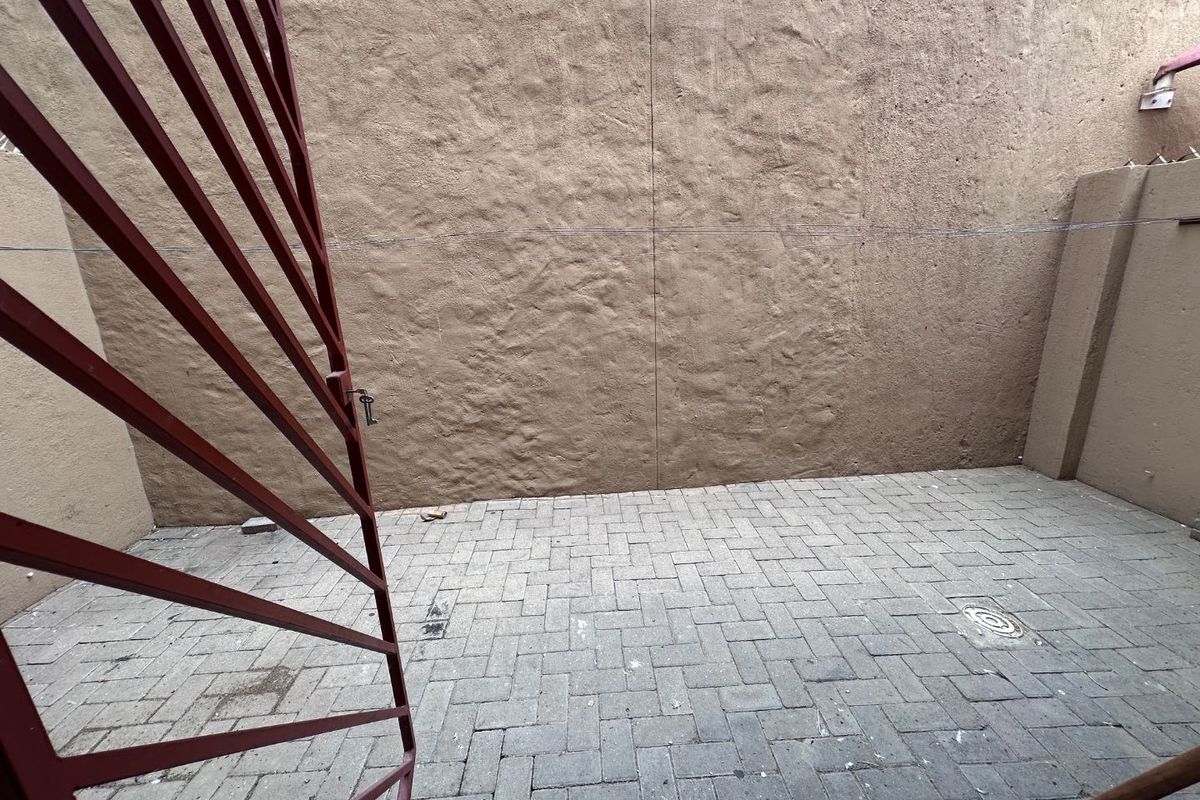 Townhouse For Sale Khomasdal Peneyambeko - Photo 4