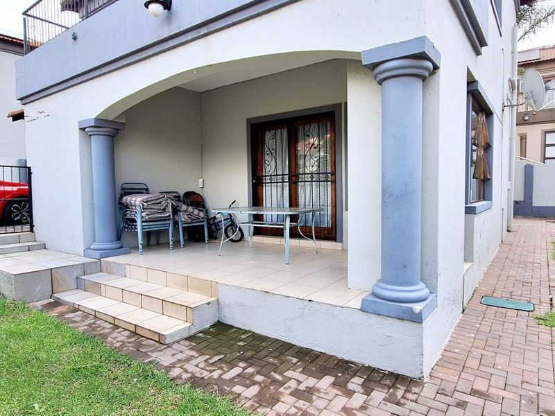 Secure 3 Bedroom Duplex in Leopard Rock Estate - Photo 3