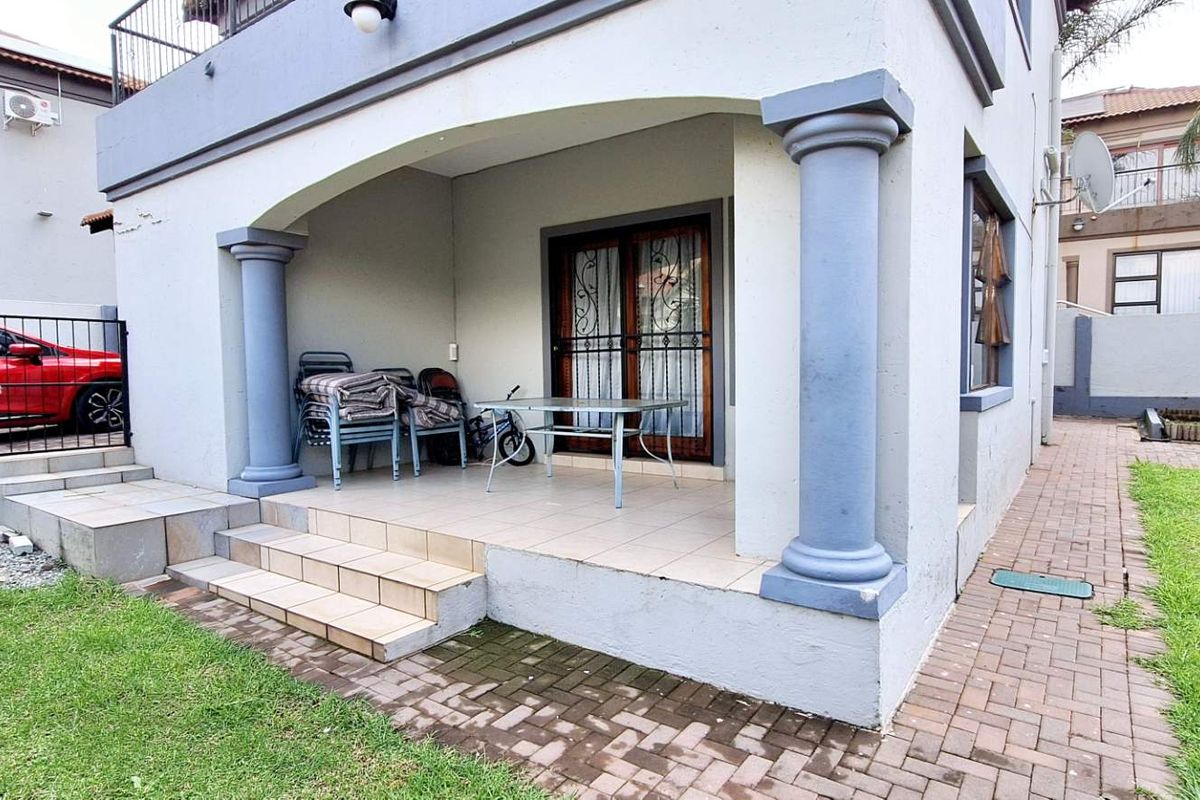 Secure 3 Bedroom Duplex in Leopard Rock Estate - Photo 3