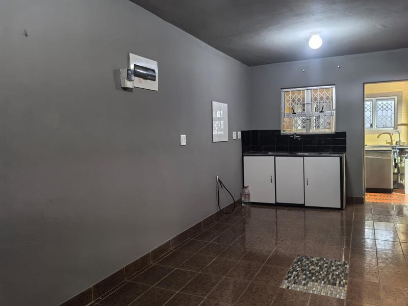 Inviting 2 Bedroom Rental in Chatsworth Central - Photo 2