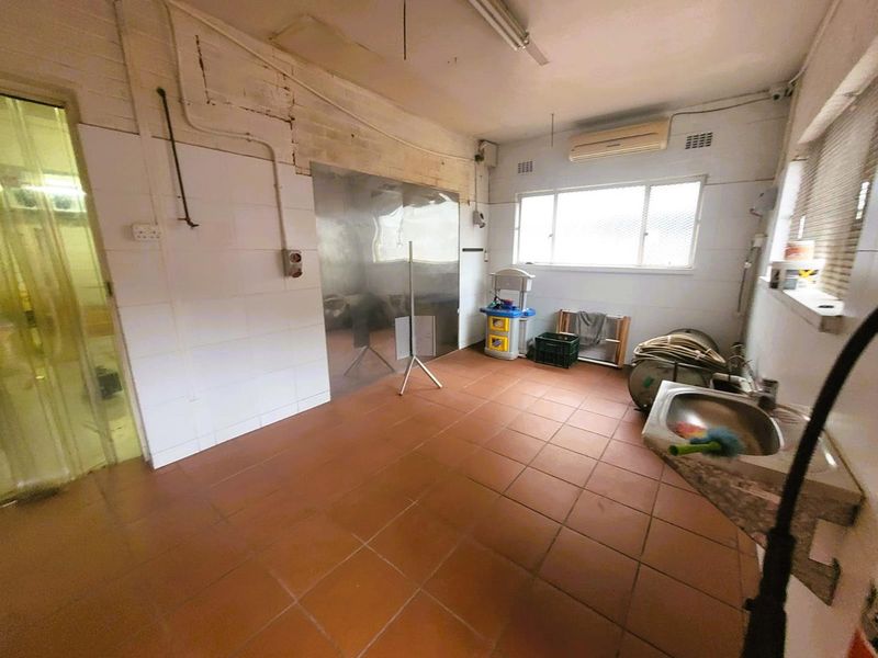 **Versatile Commercial Property -400m2 Warehouse For Sale in Umbilo** - Photo 5